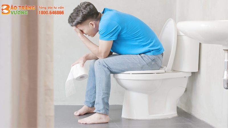 Táo bón là tình trạng đại tiện khó khăn, do phân khô cứng, khó đào thải ra ngoài kèm cảm giác đau rát hậu môn khi rặn