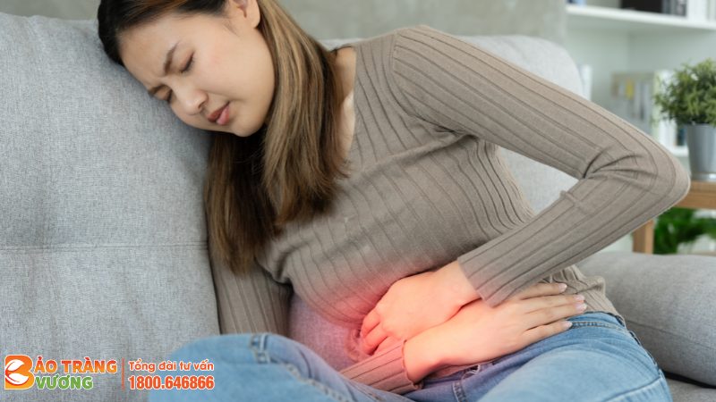 Đau bụng là một triệu chứng khác của ung thư đại tràng