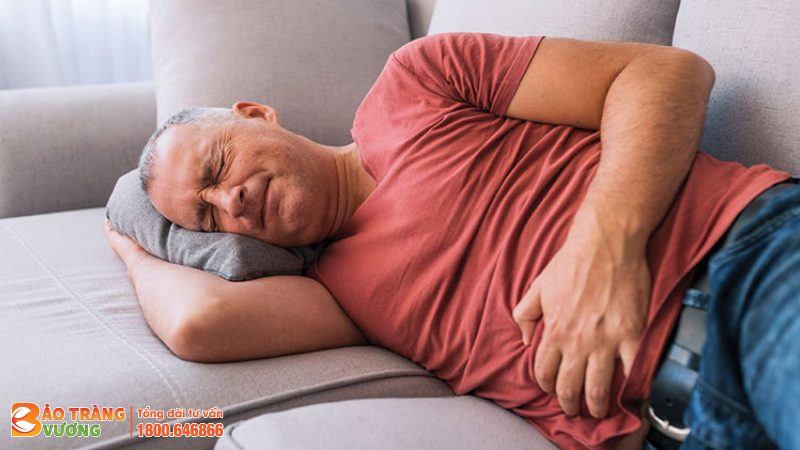 Đau bụng âm ỉ là một trong những dấu hiệu của bệnh viêm đại tràng ở người già